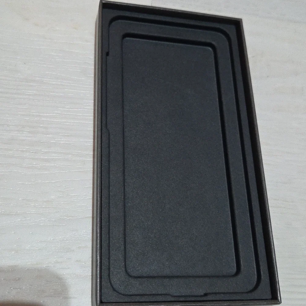 For sale is only the empty box with everything seen in Galaxy S25 Smartphone Box